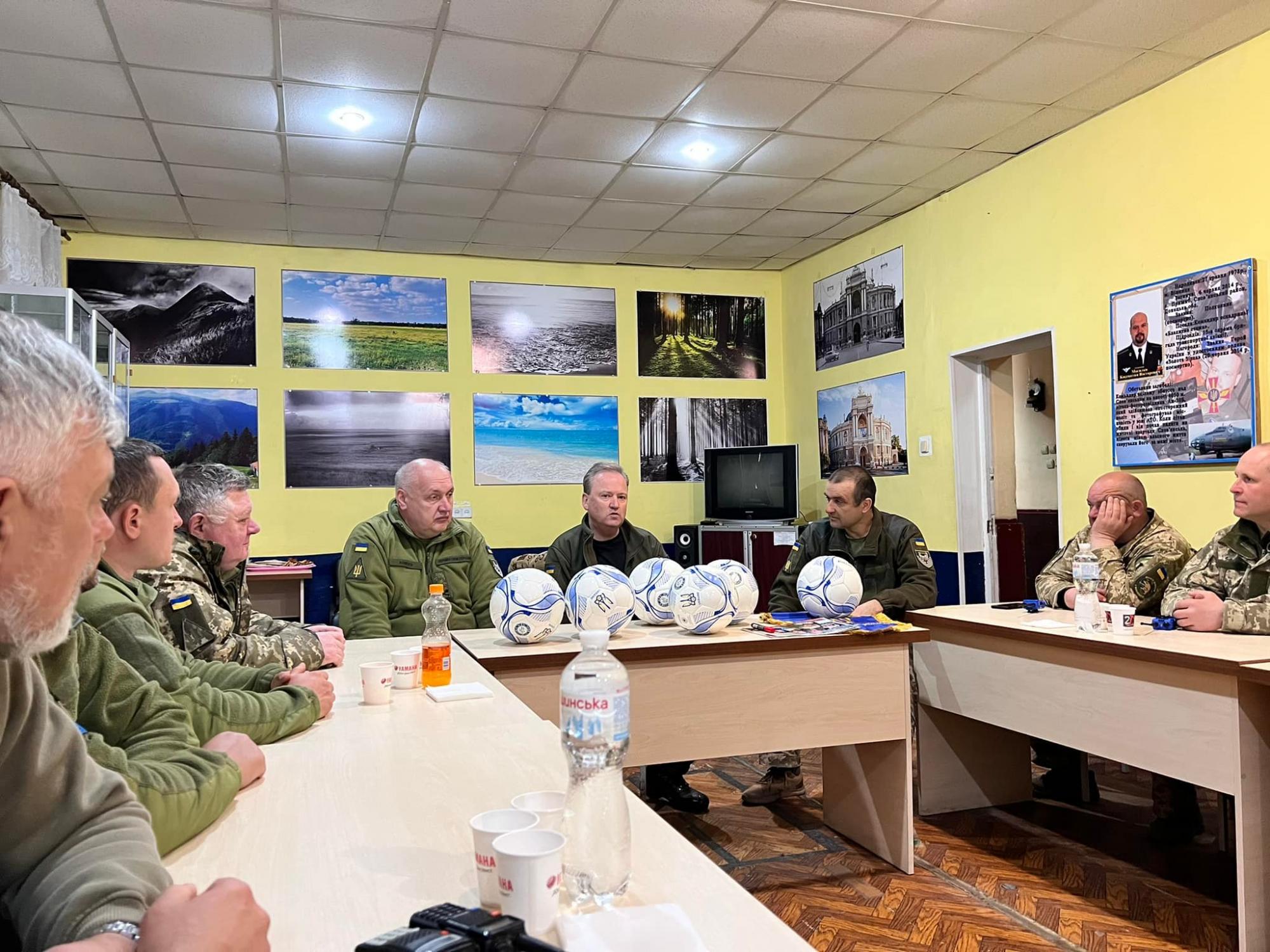 61-летний легендарный футболист взял в руки автомат и пошел защищать Украину (фото)