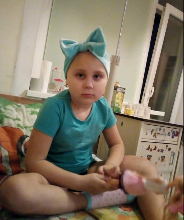 Школярка з Іспанії пожертвувала своїм волоссям заради порятунку 6-річної львів'янки