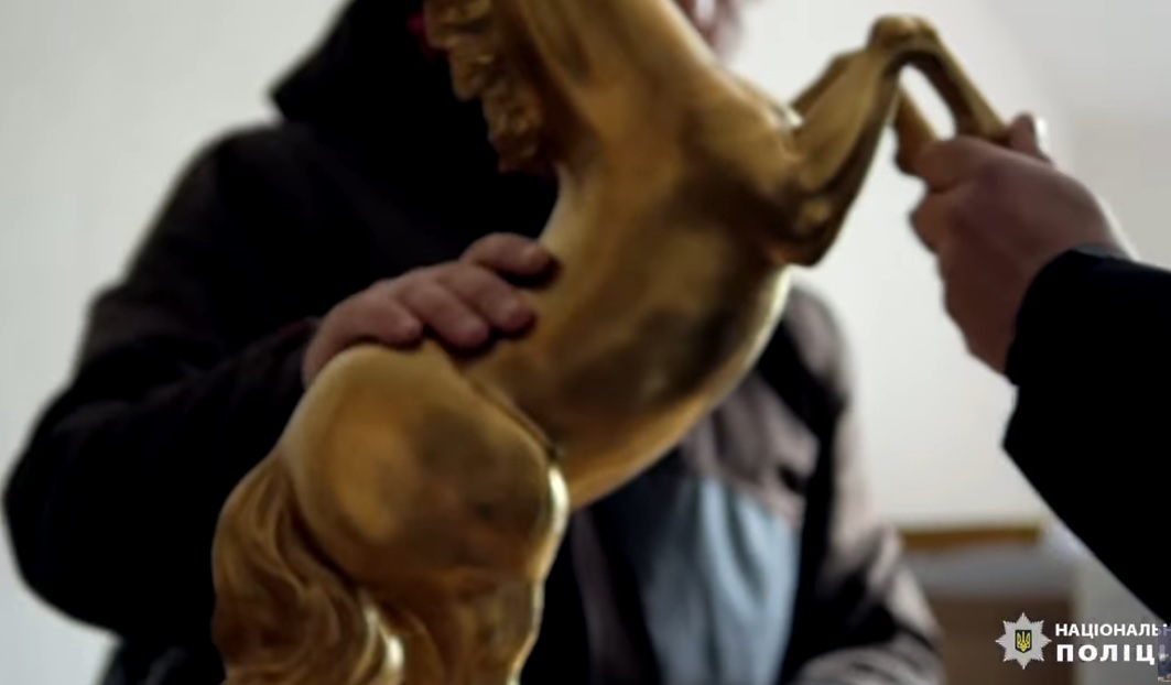 Полиция показала роскошную виллу Медведчука и Марченко: золотой вагон с жеребцом, комната шуб