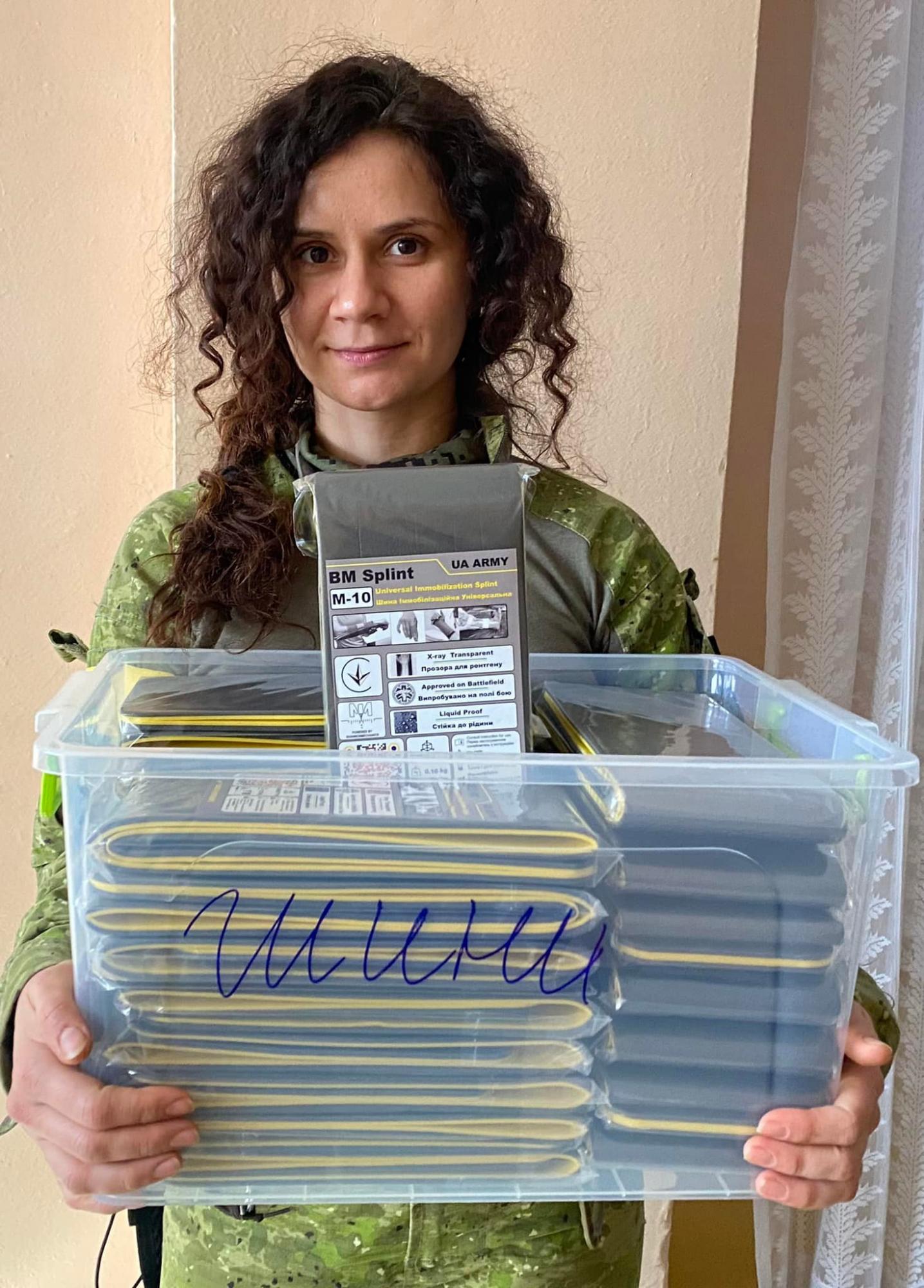 Подивіться на ці фото сильних українок, які допомагають, захищають і оберігають нашу країну