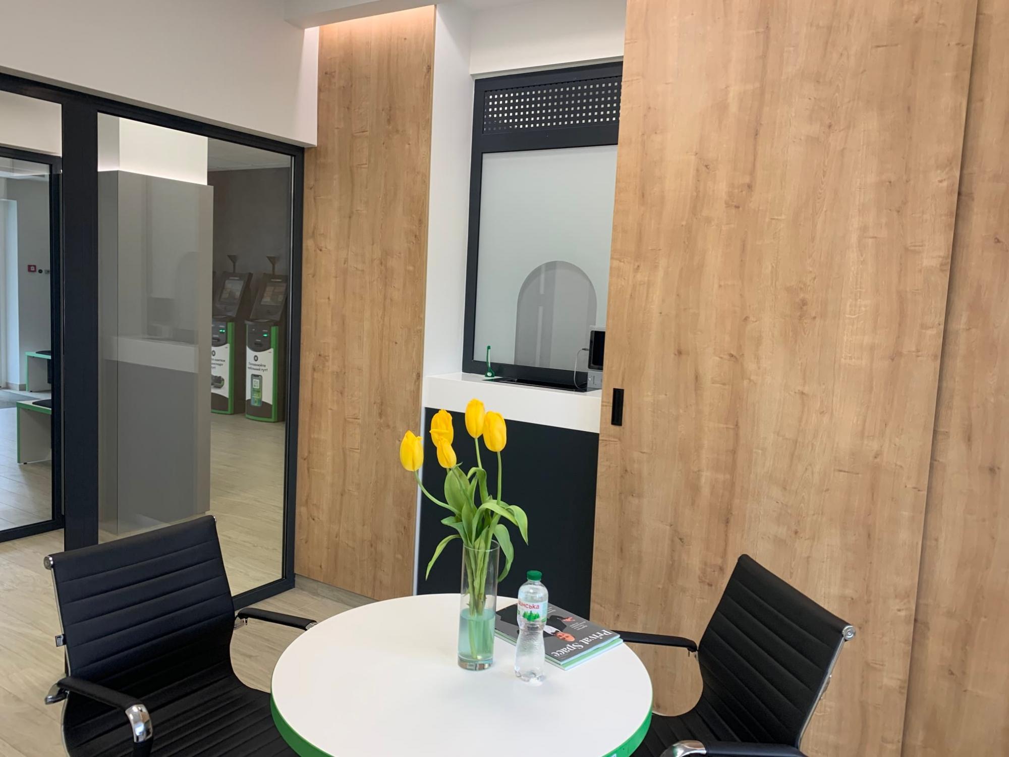 ПриватБанк открывает новые отделения: как они выглядят и чем отличаются от других (фото)