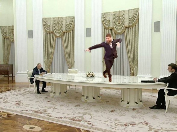 6-метровый стол Путина: кто создал и сколько стоит золотое творение в стиле "дорого-богато"