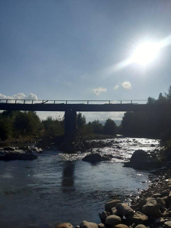 На Прикарпатті дитина впала з аварійного мосту в річку (фото)