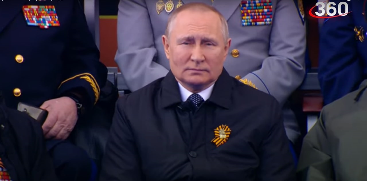 Почитал с листочка и "возложил цветы Киеву": в сети обратили внимание на странное поведение Путина на параде