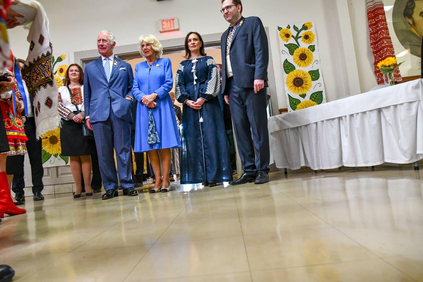 Принц Чарльз помолився за Україну і отримав в подарунок марку з "російським кораблем"