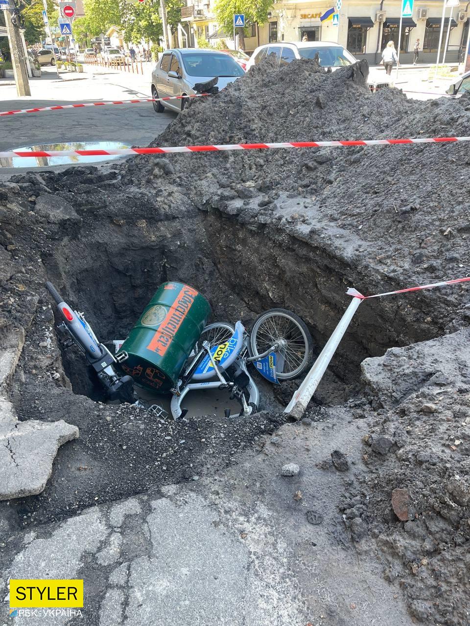 В Киеве вандалы забросали яму после коммунальщиков прокатными велосипедами (фото)