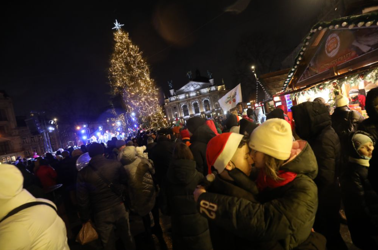 Во Львове на церемонии открытия главной новогодней елки произошел конфуз (фото и видео)