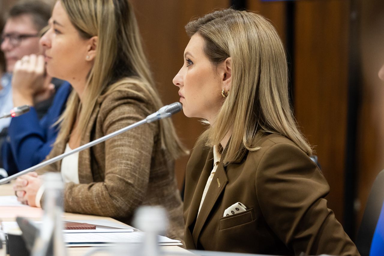 Зеленська в лаконічному костюмі розповіла про важливість зростання дітей у повноцінній родині