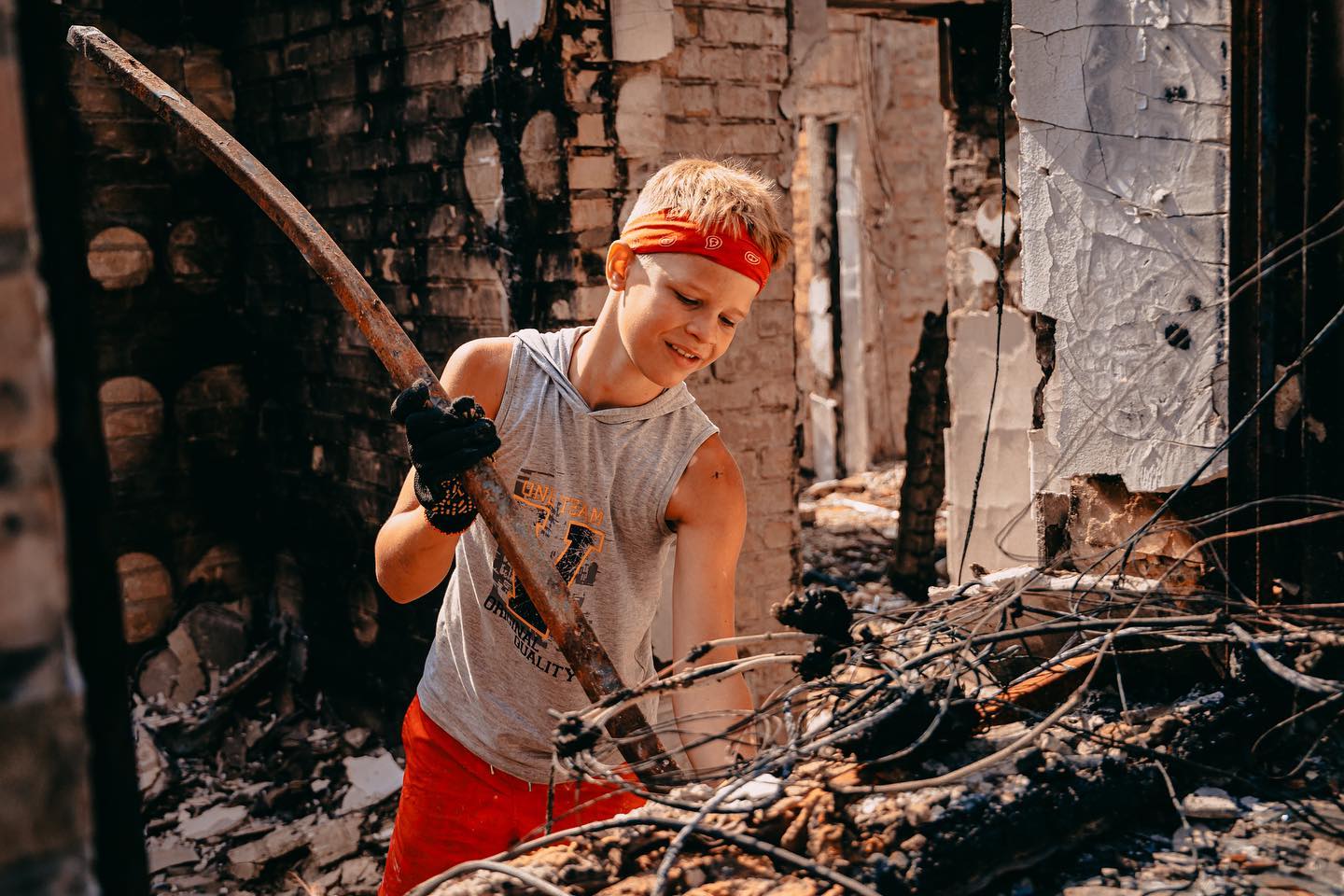 Мандрівники їздять Україною, розбираючи завалені домівки: як живуть і працюють magic-люди