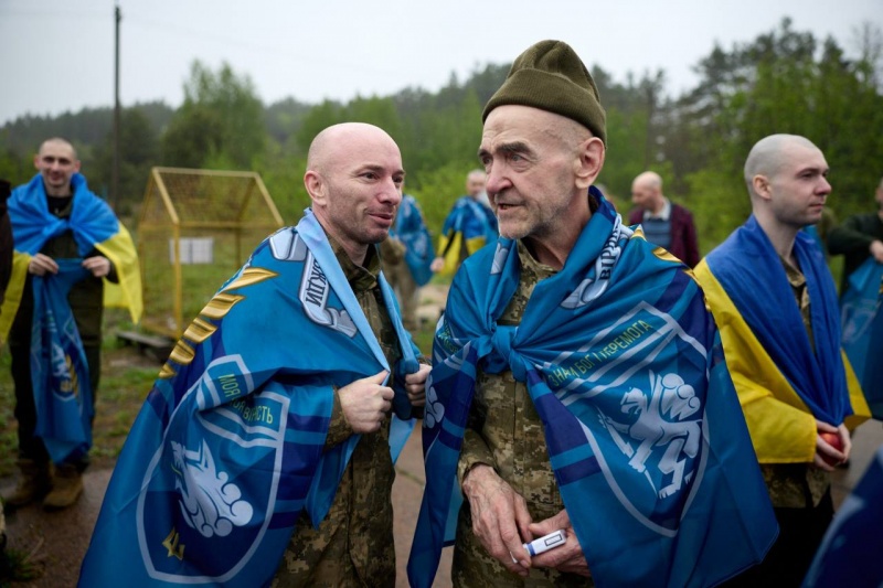 Ukraine returns 205 defenders home in first 1,000 for 1,000 prisoner swap
