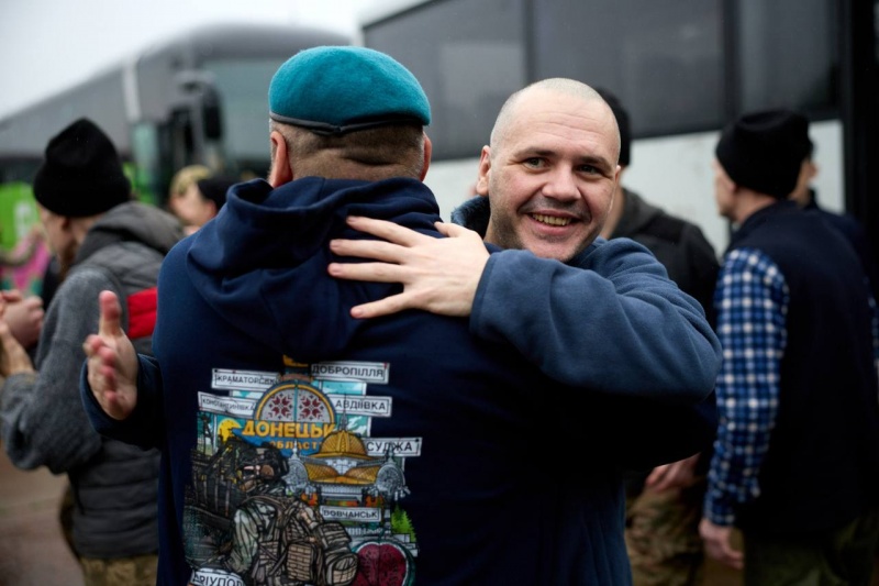 Ukraine returns 205 defenders home in first 1,000 for 1,000 prisoner swap