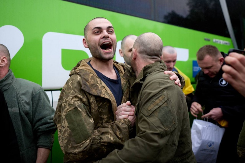 Ukraine returns 205 defenders home in first 1,000 for 1,000 prisoner swap