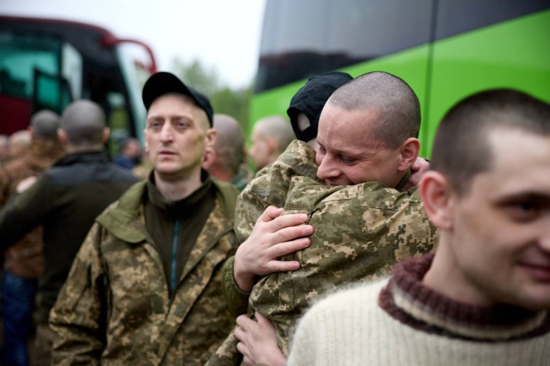 Ukraine returns 205 defenders home in first 1,000 for 1,000 prisoner swap