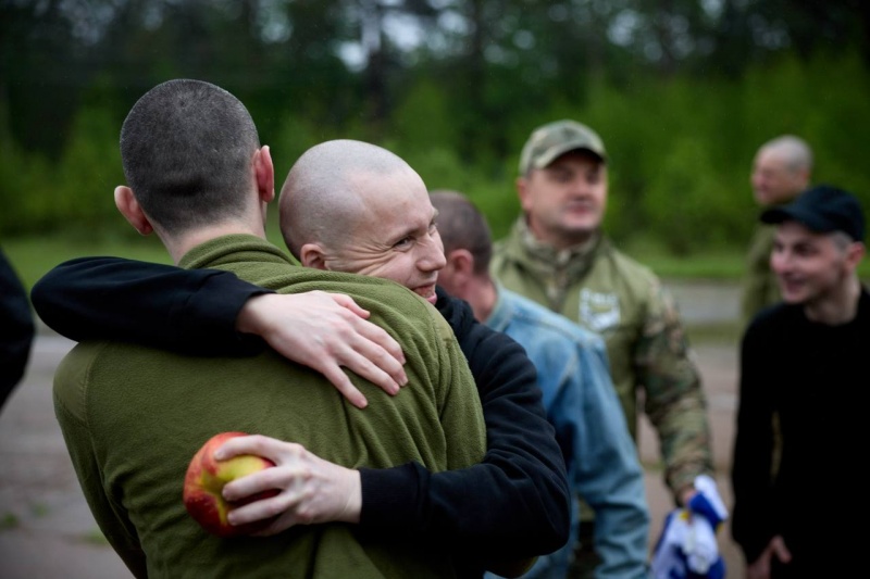 Ukraine returns 205 defenders home in first 1,000 for 1,000 prisoner swap