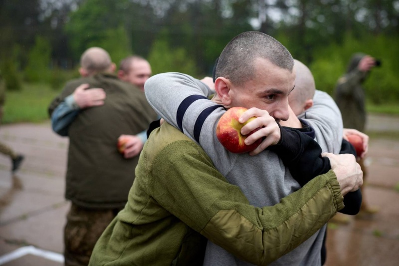 Ukraine returns 205 defenders home in first 1,000 for 1,000 prisoner swap