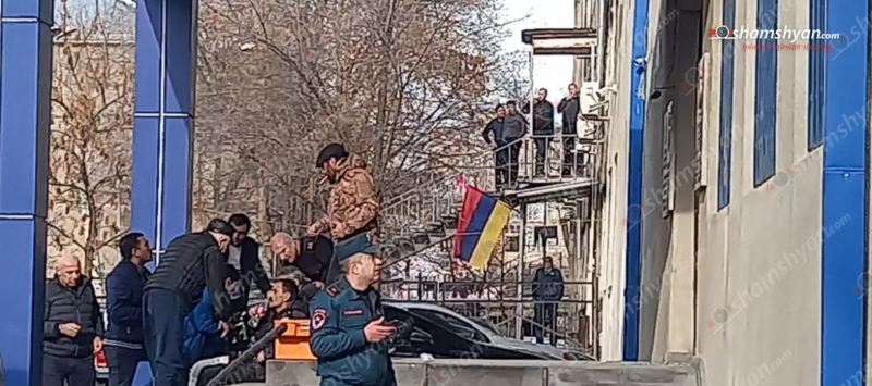 Armed men burst into police station in Yerevan, shooting started