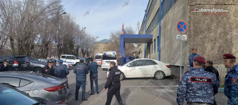 Armed men burst into police station in Yerevan, shooting started