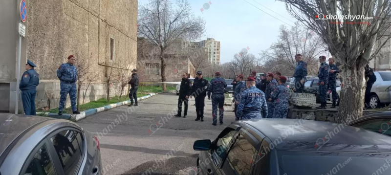 Armed men burst into police station in Yerevan, shooting started