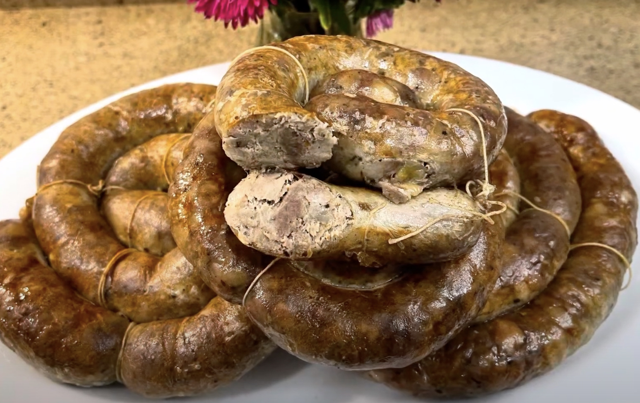 Домашняя колбаса, как у бабушки: рецепт на Пасху, который вы будете передавать своим детям