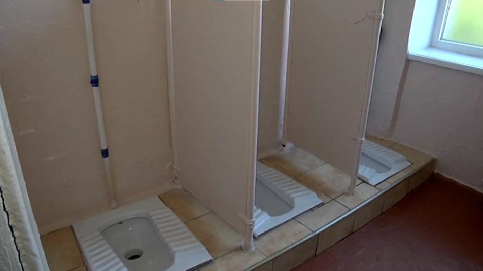 В школе Львовской области дети не могут ходить в туалет: их снимают на телефоны и подглядывают
