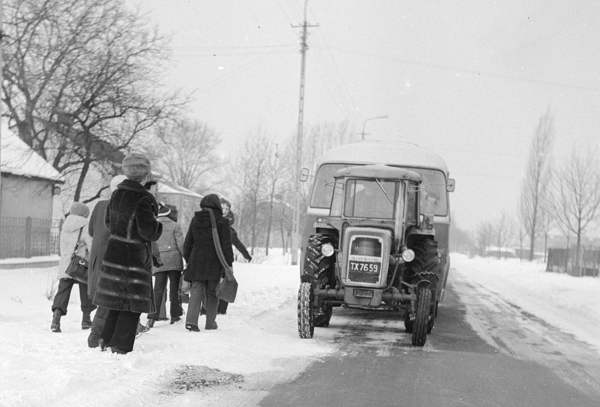 С автобусом на прицепе: как в Польше тракторы детей в школу возили