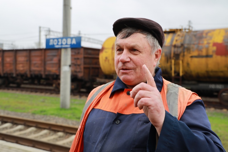 &quot;Будемо їхати, скільки зможе поїзд&quot;. Репортаж з евакуаційного рейсу на Донбас