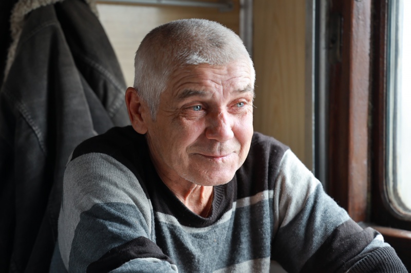 &quot;Будемо їхати, скільки зможе поїзд&quot;. Репортаж з евакуаційного рейсу на Донбас