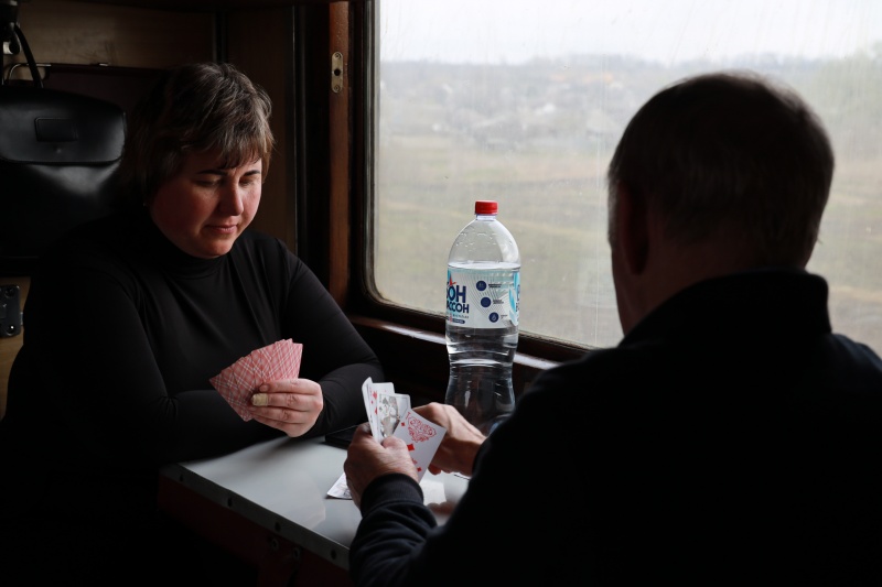 &quot;Будемо їхати, скільки зможе поїзд&quot;. Репортаж з евакуаційного рейсу на Донбас