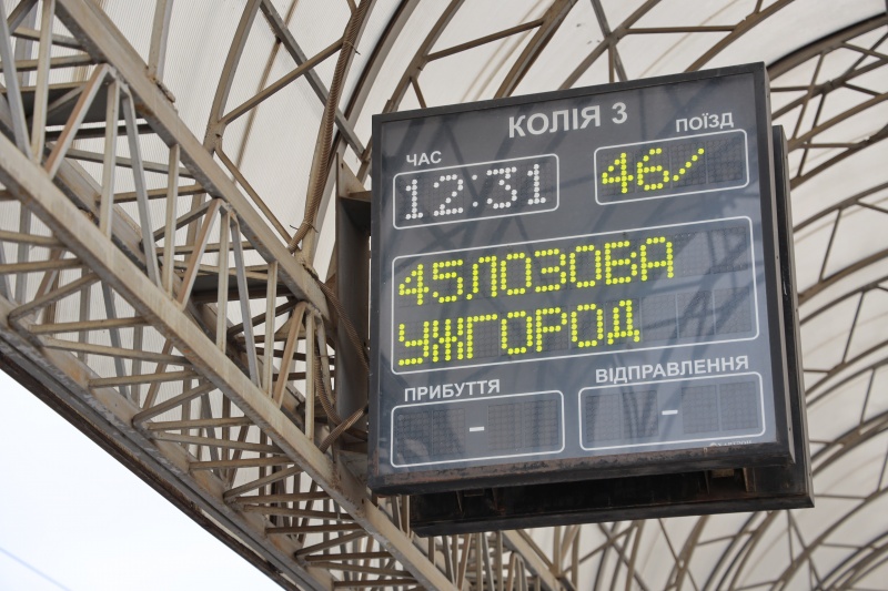 &quot;Будемо їхати, скільки зможе поїзд&quot;. Репортаж з евакуаційного рейсу на Донбас