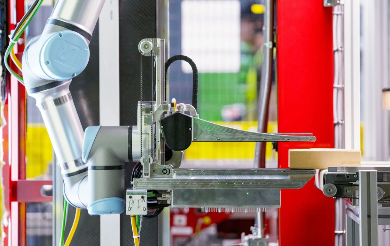 Amazon створила робота-вантажника з унікальною здатністю "відчувати" предмети, як людина (фото)