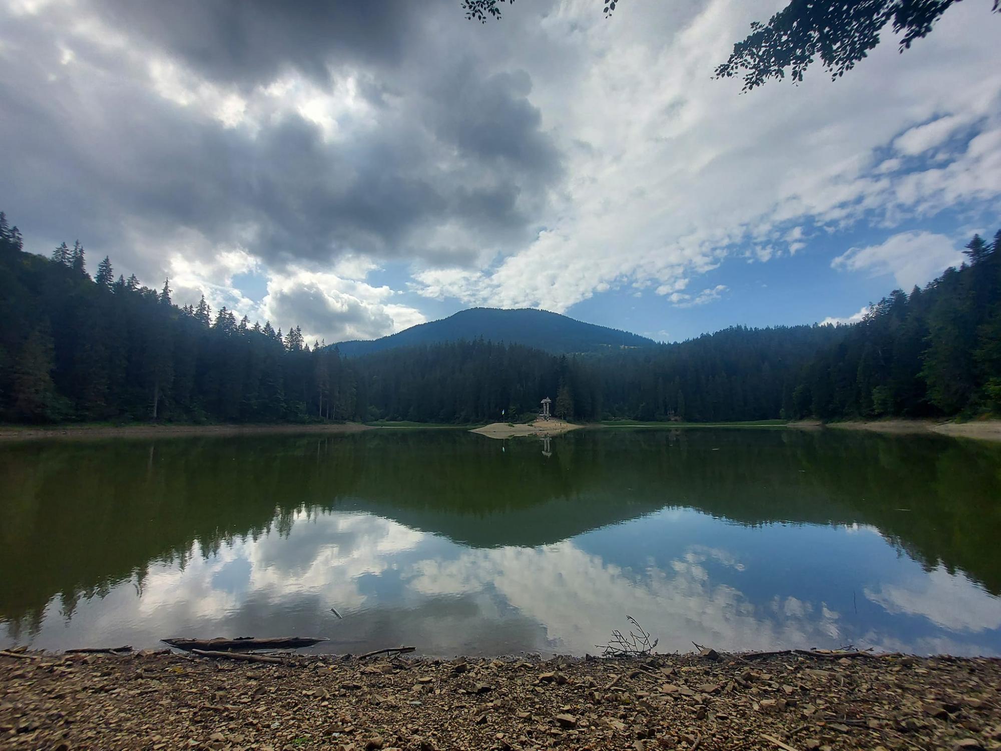 Озеро Синевир рекордно обміліло через сильну посуху (фото)