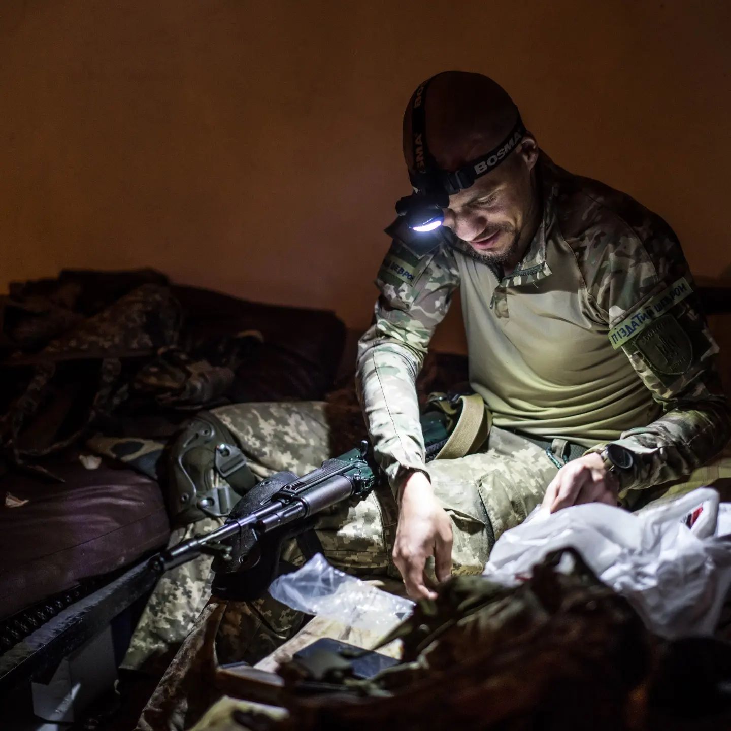 Украинский актер, который воюет на передовой, снова стал папой: милые фото дочки