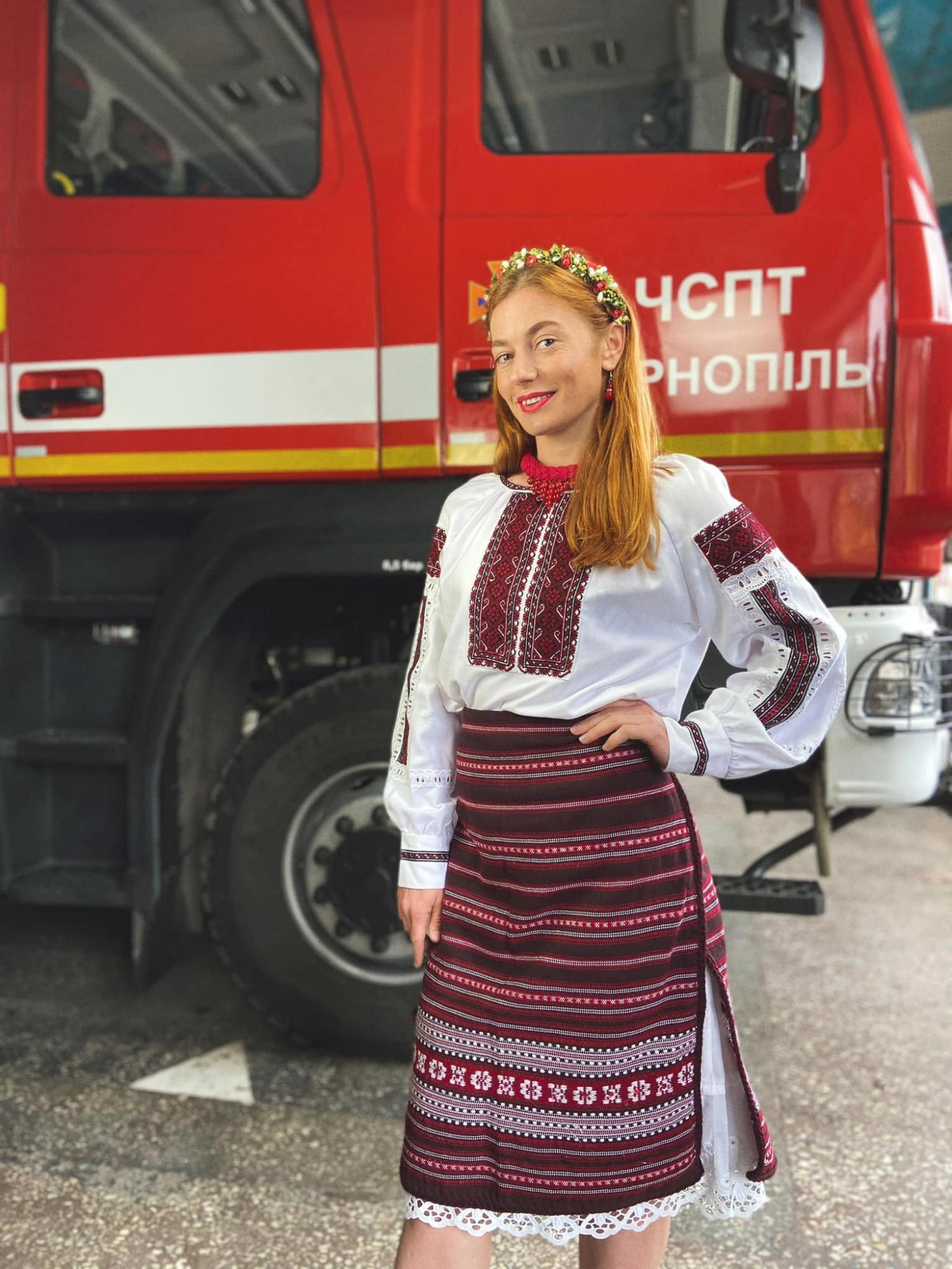 Это поразительно! Украинская спасательница надела форму, выполняя упражнения на перекладине