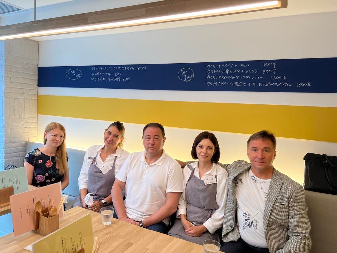 Продають борщ та голубці: у Токіо відкрили перший український ресторан, де працюють біженці