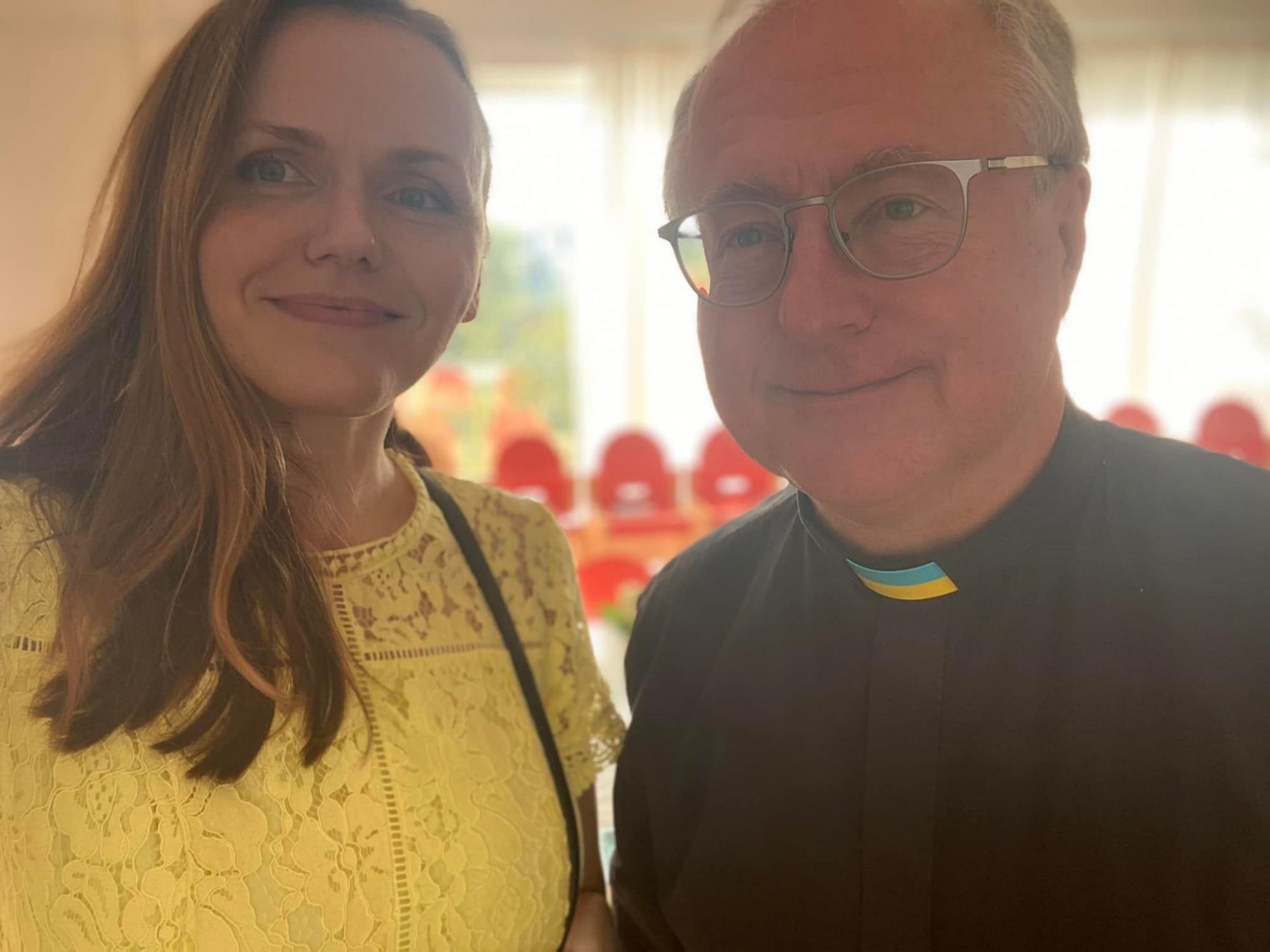 Одел воротничок в цветах флага Украины: поступок финского священника на крестинах растрогал сеть