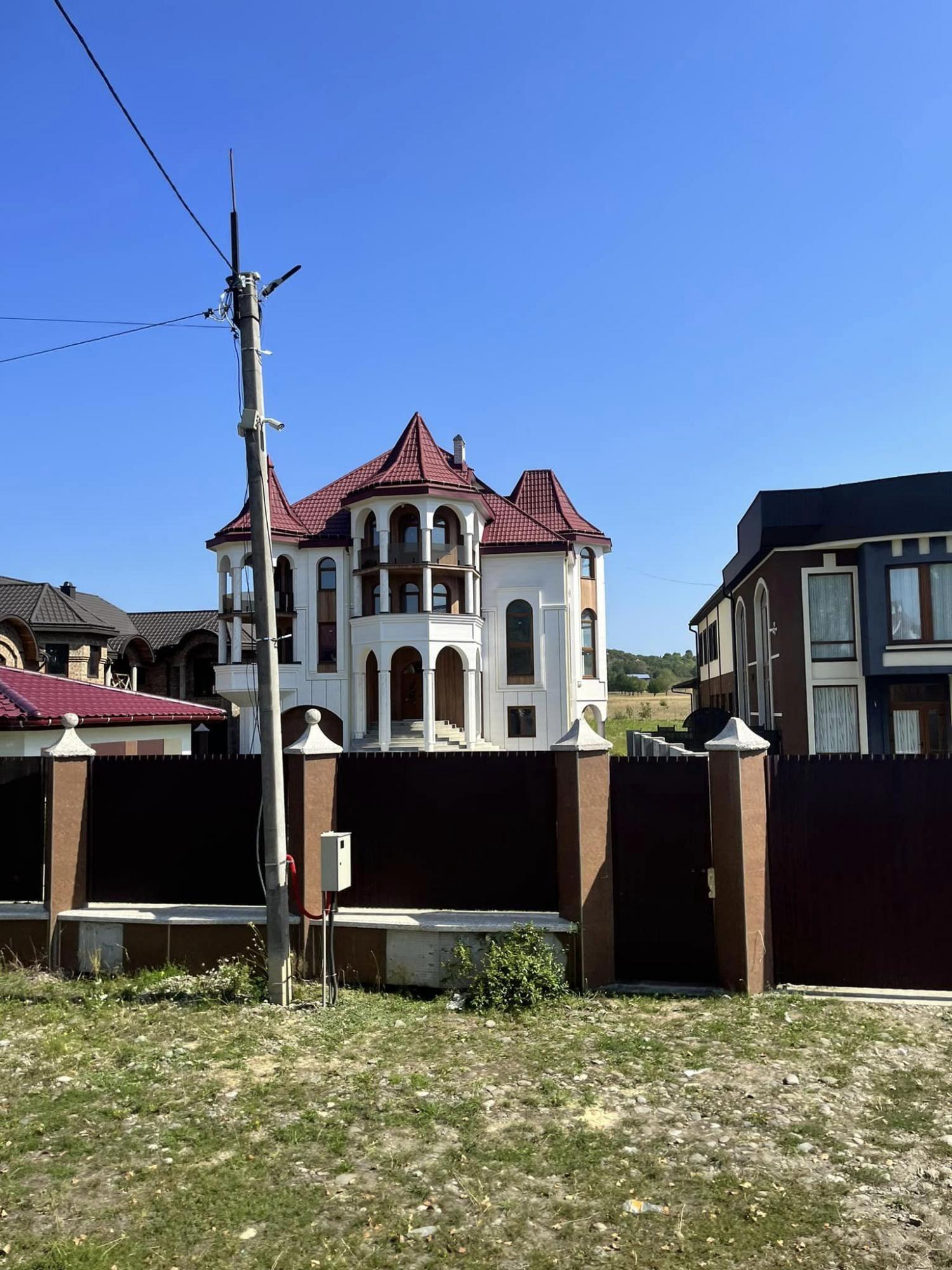 Який вигляд зараз має найбагатше село України, де кожна хата - палац: вражаючі фото