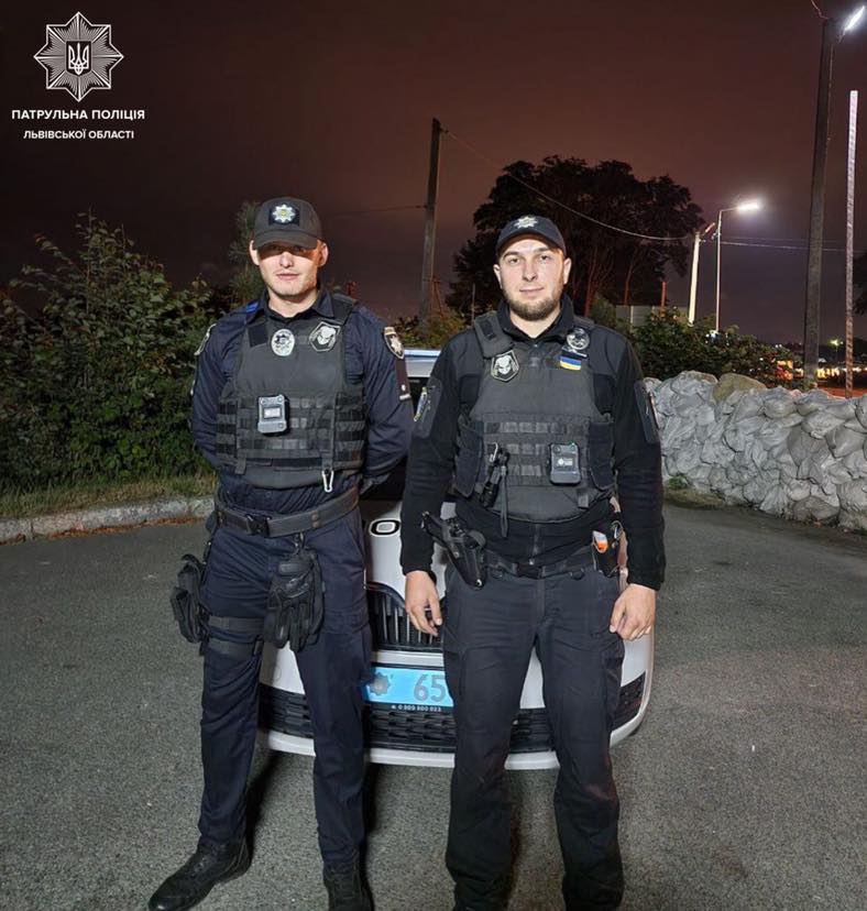 У Львові патрульні у час пік допомогли батькам доправити маленького хлопчика до лікарні (фото)