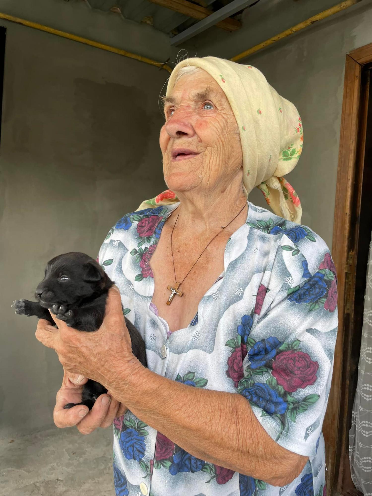 Серце щемить, а душа радується. Як живе зараз Юхимівна, яка ховала собачку Боню в зелену хусточку від обстрілів