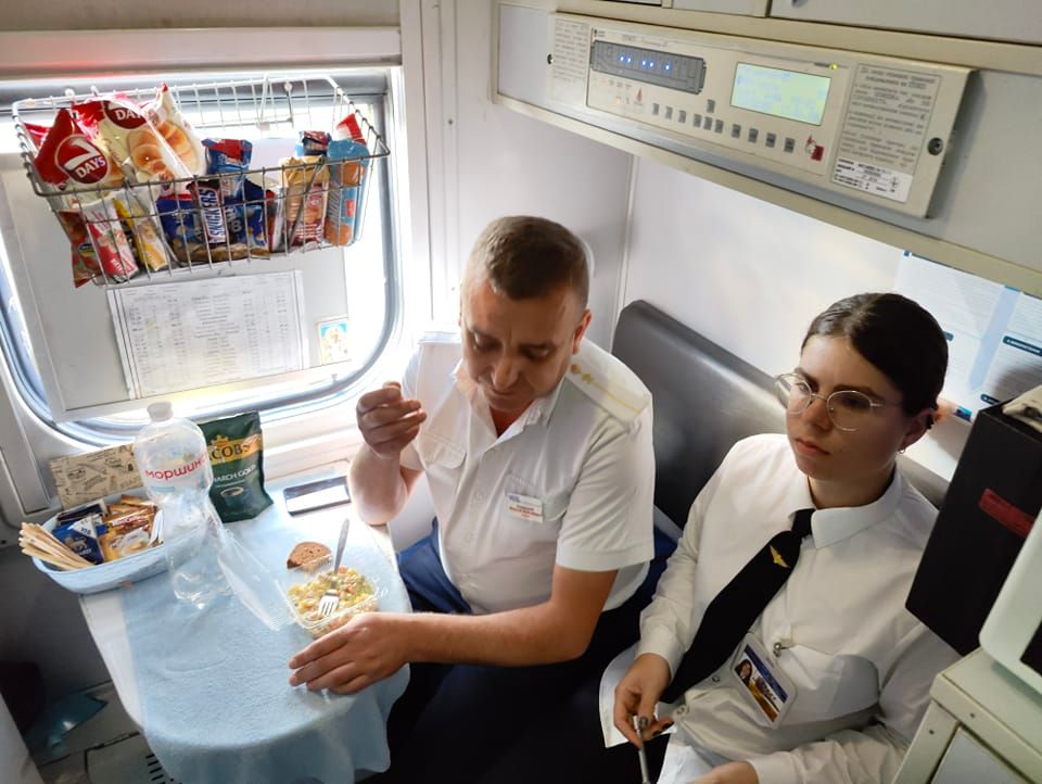 У поїзді УЗ вибухнув скандал через собаку, що лежав на ковдрі