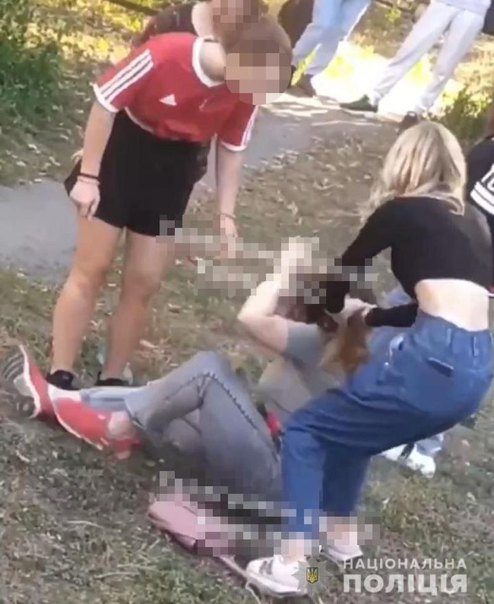 У Києві школярки влаштували розправу над подругою: хлопці знімали і коментували