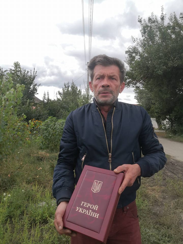 Встиг винести тільки нагороди сина: у Харкові російська ракета знищила будинок батька героя Небесної Сотні