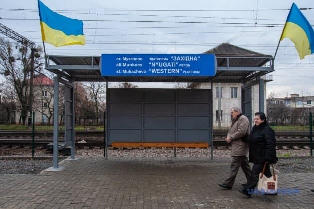 "Идите туда - не знаю куда": на вокзале в Мукачево пассажиры не могут найти дорогу на "европейскую" платформу