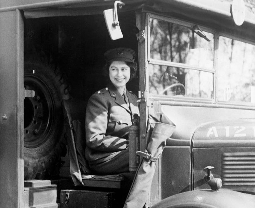 Світу нагадали про особливі стосунки Єлизавети ІІ з військовими (фото)