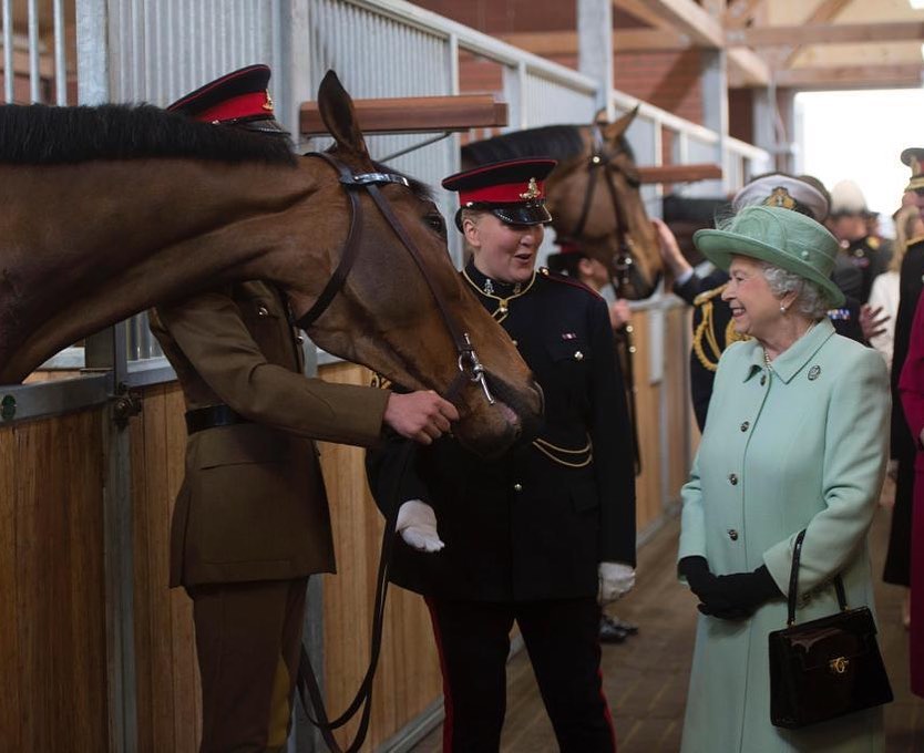 Світу нагадали про особливі стосунки Єлизавети ІІ з військовими (фото)