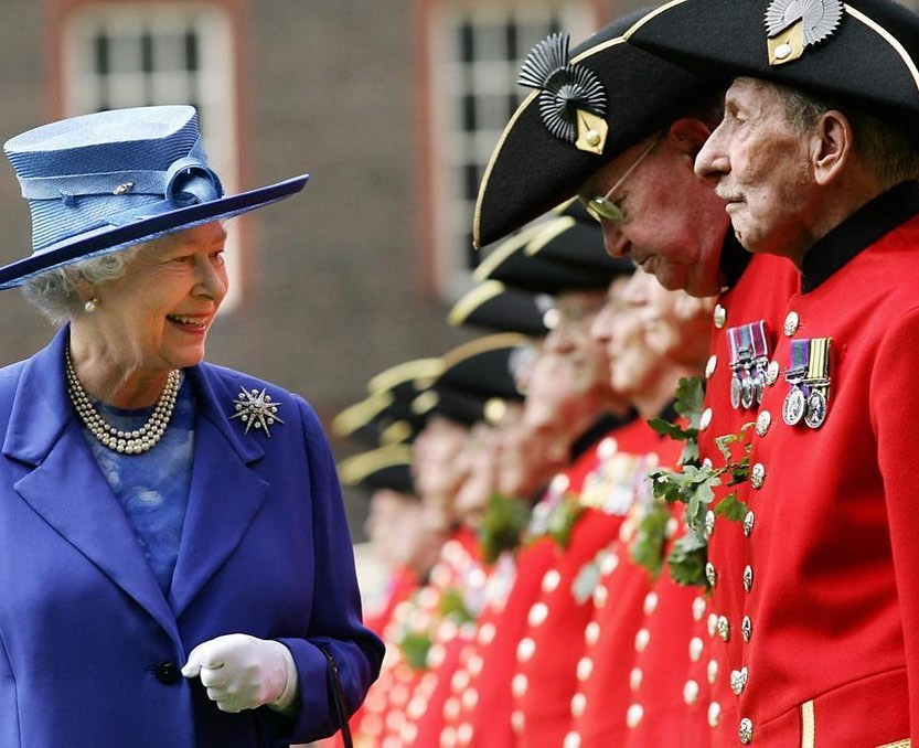 Світу нагадали про особливі стосунки Єлизавети ІІ з військовими (фото)