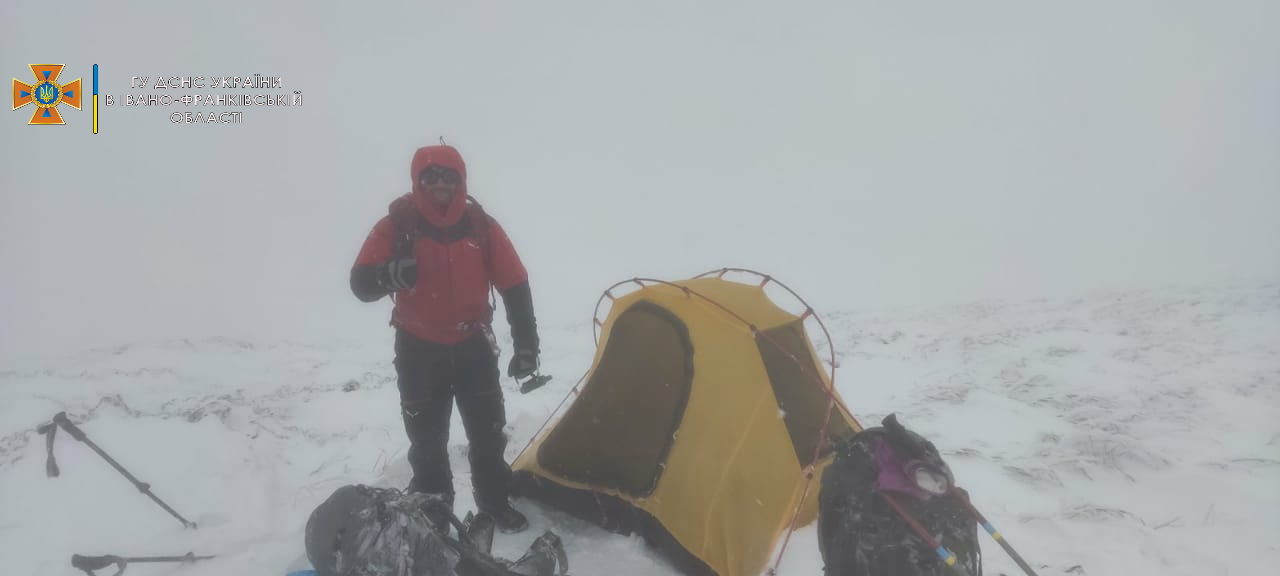 У Карпатах туристів неочікувано застав сильний вітер та сніг: на допомогу викликали рятувальників