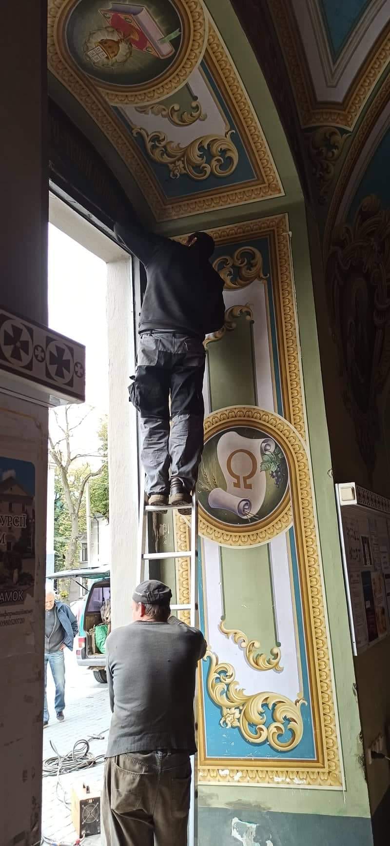 &quot;Мы восстанавливаем память&quot;. Как франковчанка сохраняет историю, реставрируя старинные двери