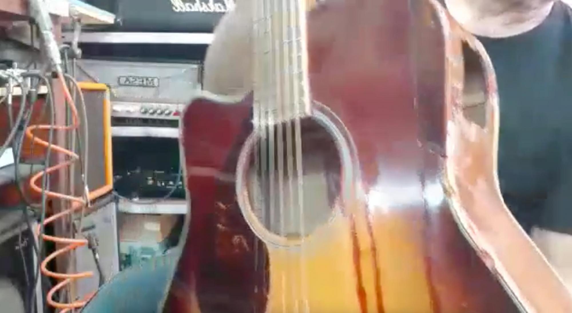 У Київській області на позиціях окупантів знайшли розтрощену гітару з унікальним номером (фото)