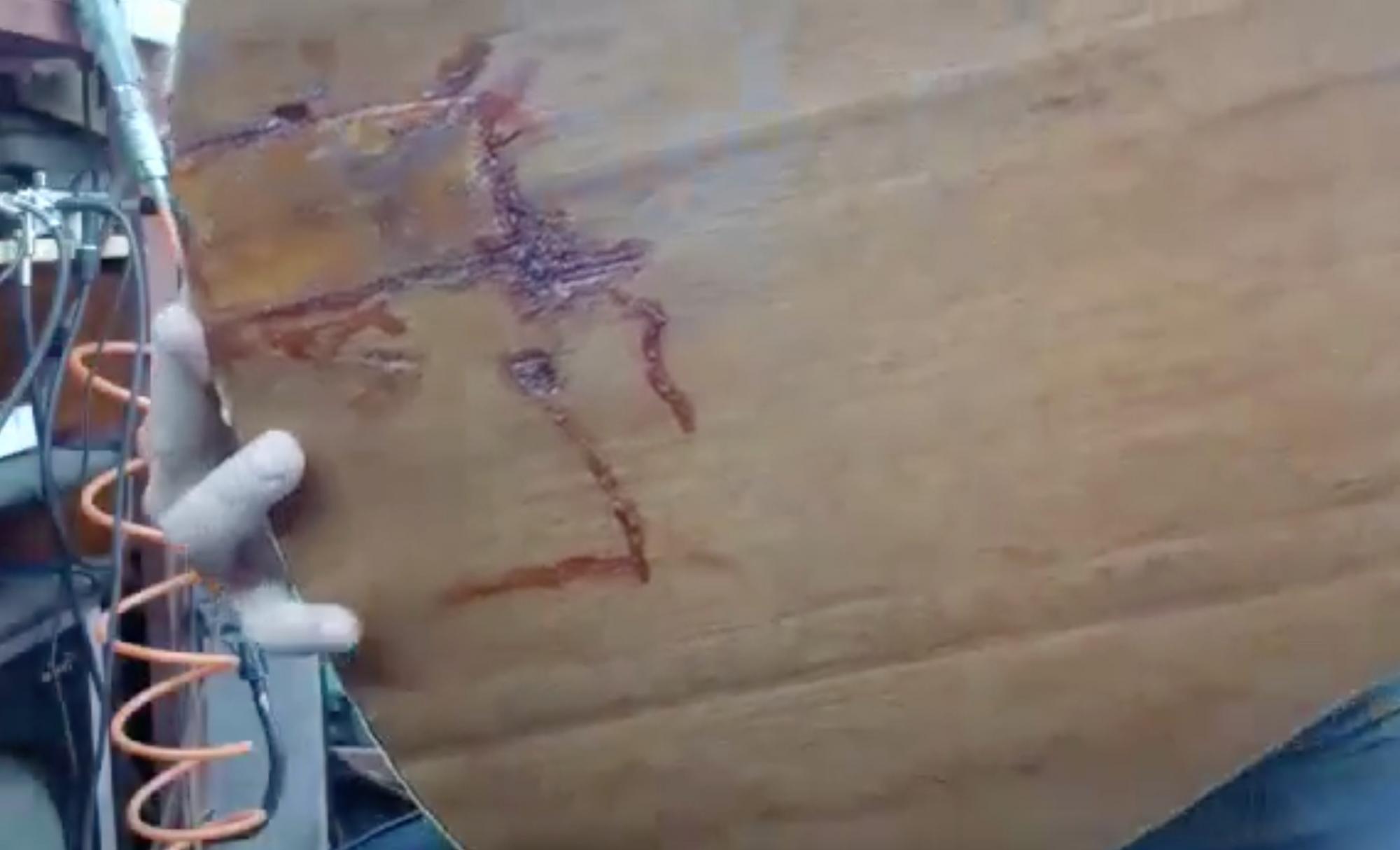 У Київській області на позиціях окупантів знайшли розтрощену гітару з унікальним номером (фото)