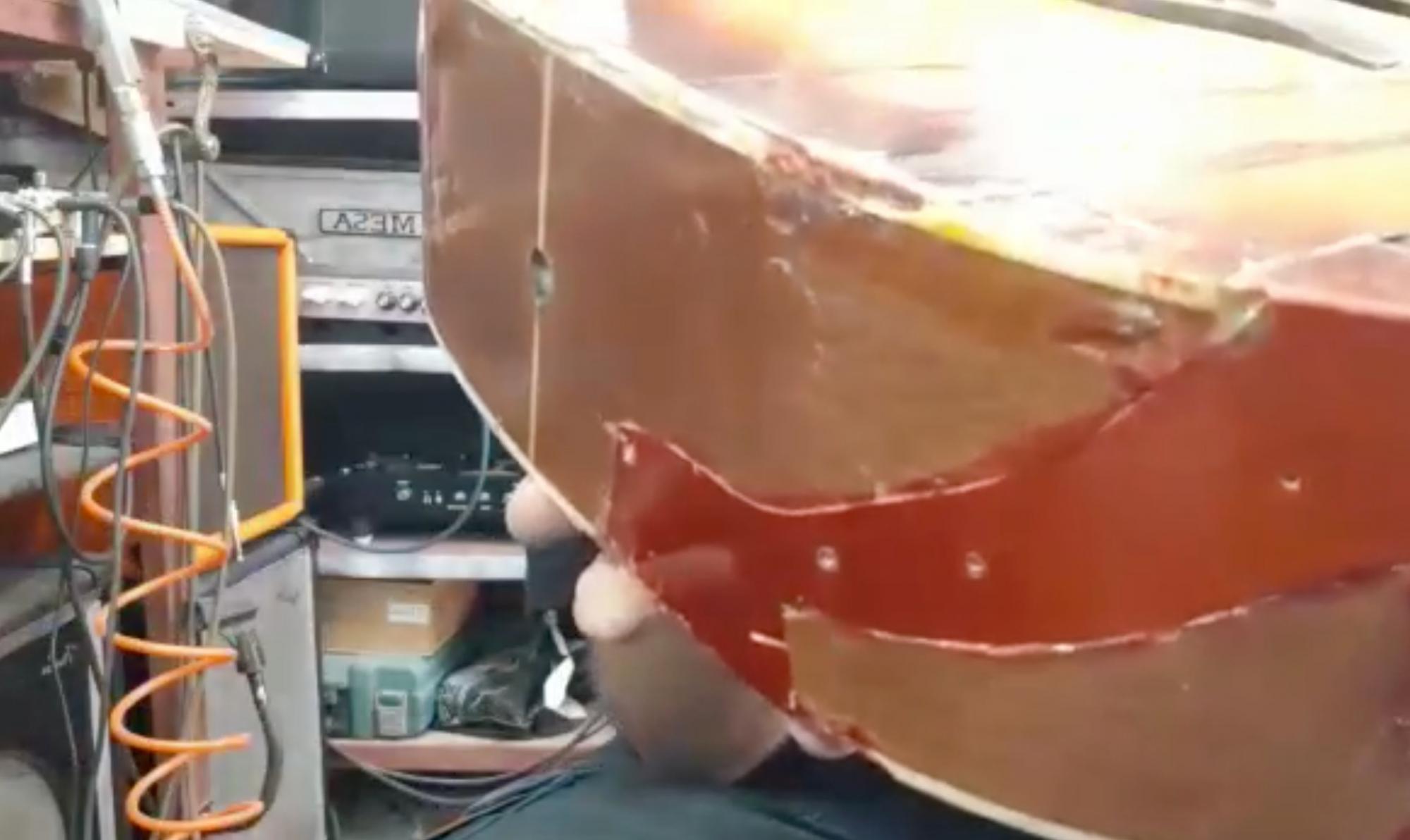 У Київській області на позиціях окупантів знайшли розтрощену гітару з унікальним номером (фото)